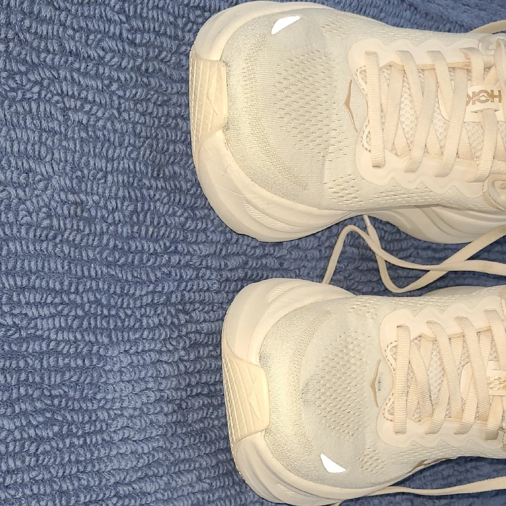 Hoka Women’s Cream/White Cushioned Running Shoes, 8 B8 - Picture 9 of 12